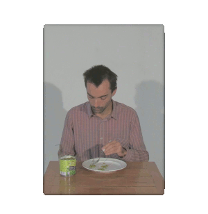 L'attendeur regarde dehors.