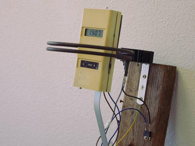 A room thermostat surrounded by an oven resistor of 1000W.